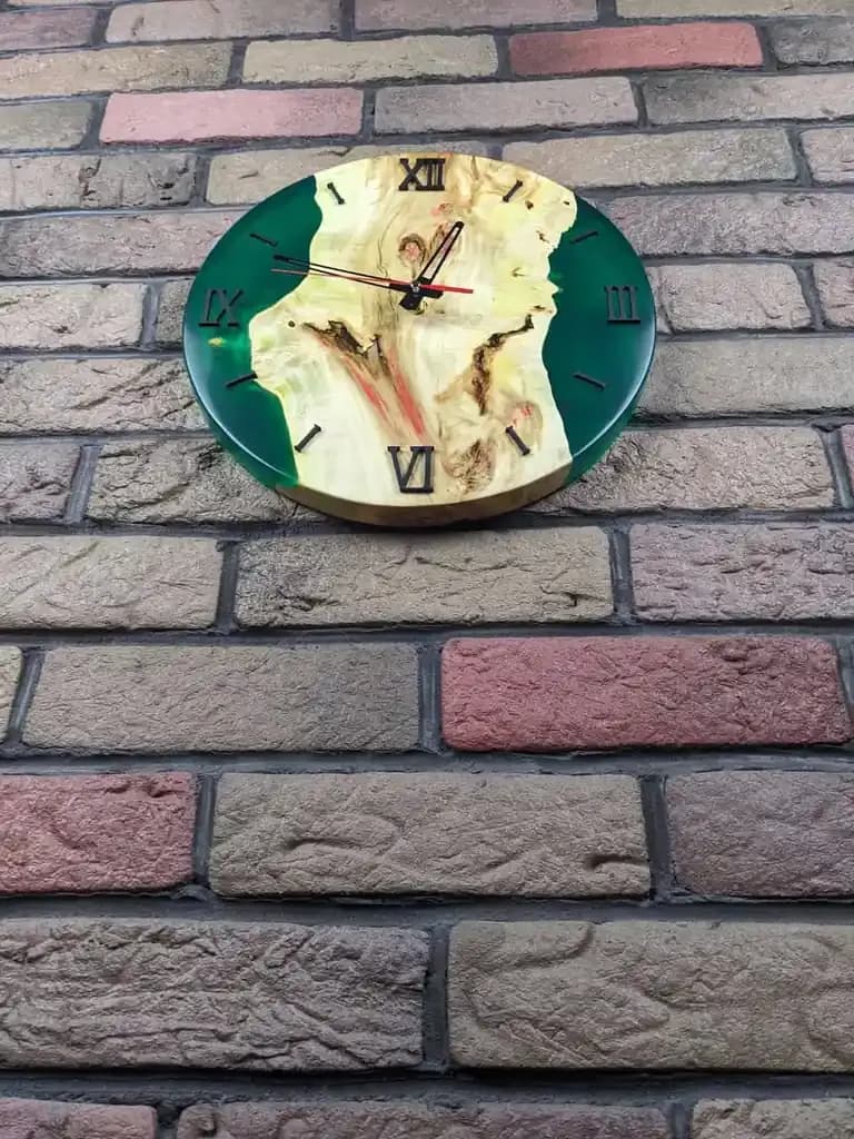 Настінний годинник з епоксидної смоли та клена смарагдовий - 80 см - 382844