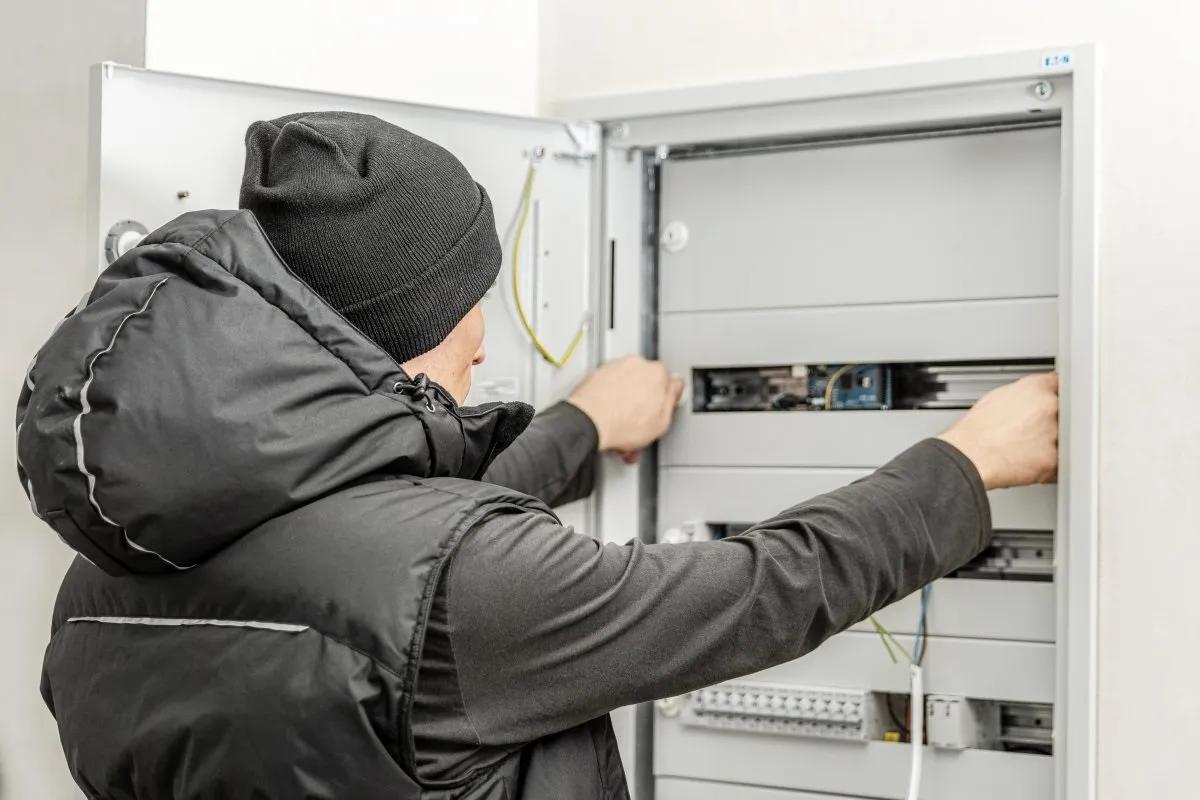 Жилет Hoegert BORGER HT5K920-2XL утепленный с капюшоном 100% полиэстер черный, 2XL (56) - 422120